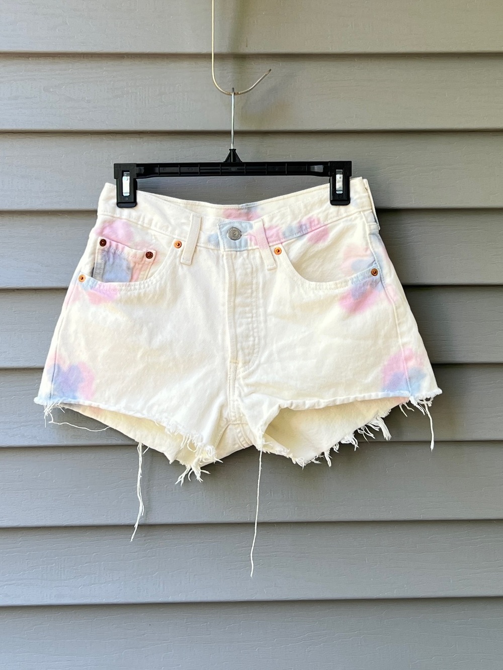 Levi’s 501 Tie Dye Cut Off Shorts Women’s Size 26 White Pink Blue Denim